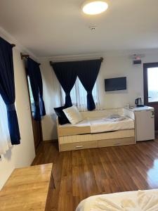 - une chambre avec un lit doté de rideaux bleus dans l'établissement yenivadi, à Antalya