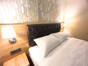 Ein Bett oder Betten in einem Zimmer der Unterkunft Helen Inn