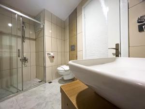 ein Badezimmer mit Waschbecken, Dusche und Toilette in der Unterkunft Helen Inn in Izmir