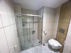 Ein Badezimmer in der Unterkunft Helen Inn