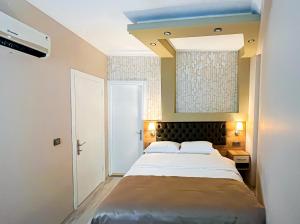 ein Schlafzimmer mit einem großen Bett in einem Zimmer in der Unterkunft Helen Inn in Izmir