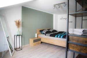 1 dormitorio con 1 cama y 1 litera en Ferienwohnung mitten in Saarburg, en Saarburg