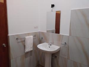 bagno con lavandino bianco e specchio di Yala wind a Tissamaharama