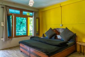 Whoopers Hostel Tosh客房内的一张或多张床位