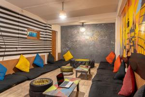 Whoopers Hostel Tosh的休息区