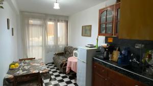 Una cocina con un sofá y una mesa en una habitación. en Аria B&B, en Burgas