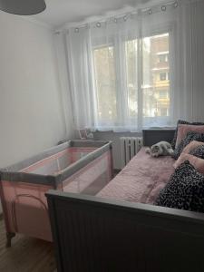 Łóżko lub łóżka w pokoju w obiekcie Apartament Górska Panorama