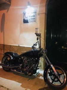 Una motocicleta negra estacionada frente a un edificio en Gesualdo da Venosa en Venosa