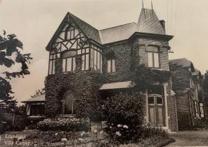 uma foto antiga de uma grande casa de tijolos em Villa Carpay em Louveigné