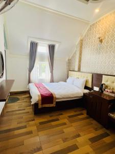 Postel nebo postele na pokoji v ubytování Bình Dương Đà Lạt Hotel