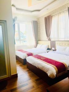 Postel nebo postele na pokoji v ubytování Bình Dương Đà Lạt Hotel