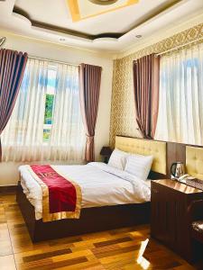 Postel nebo postele na pokoji v ubytování Bình Dương Đà Lạt Hotel