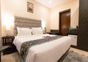 Voodi või voodid majutusasutuse The Verda De Miranda Resort Morjim North Goa toas