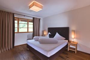 Łóżko lub łóżka w pokoju w obiekcie Serfaus Mountain Lodge