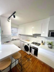 Η κουζίνα ή μικρή κουζίνα στο Lotus Stay Manly - Apartment 31D