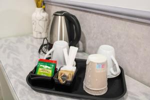 Una bandeja negra sobre un mostrador con una cafetera. en Eufonia Vatican Days, en Roma