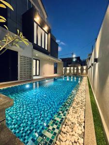 una piscina en el patio trasero de una casa en The Groove House Private Pool & BBQ by Linese Homestay, en Kuah