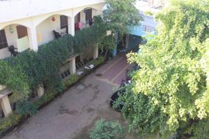 una vista aérea de un edificio con árboles y un patio en Hotel Marudhar and Restaurant, en Pushkar 4 fotos más