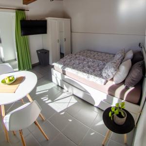Tempat tidur dalam kamar di Rustico al Sole - Just renewed 1bedroom home in Ronco sopra Ascona