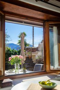een raam in een keuken met uitzicht op de oceaan bij Rustico al Sole - Just renewed 1bedroom home in Ronco sopra Ascona in Ronco sopra Ascona