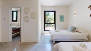 Giường trong phòng chung tại Villa Higueras +14 ảnh