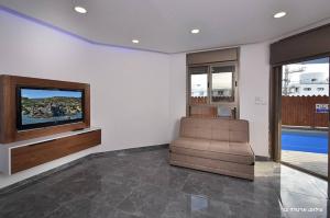 Μια τηλεόραση ή/και κέντρο ψυχαγωγίας στο לי-ים