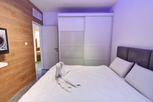 Ένα ή περισσότερα κρεβάτια σε δωμάτιο στο לי-ים +12 φωτογραφίες