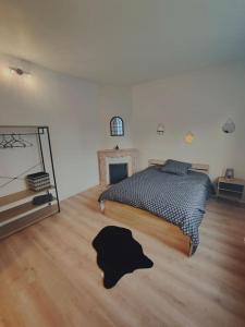Un dormitorio con una cama grande y una chimenea. en Maison 8 couchages, en Le Mans