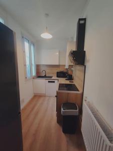 a small kitchen with a sink and a stove at Maison 8 couchages in Le Mans