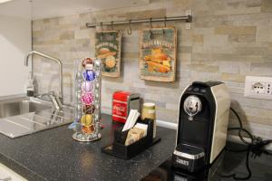 Una encimera de cocina con una tostadora en Eufonia Vatican Days, en Roma 28 fotos más