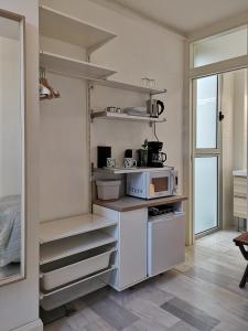 Kuchyň nebo kuchyňský kout v ubytování White Room Alameda