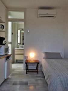 Postel nebo postele na pokoji v ubytování White Room Alameda