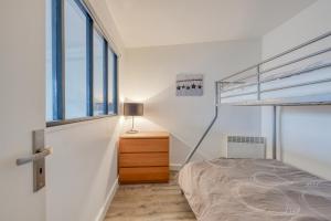 um quarto com um beliche e uma cómoda e janela em Lovely apartment betwen Paris and EuroDisney em Nogent-sur-Marne