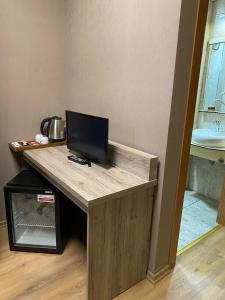 a desk with a computer on top of it at Golden Lounge Hotel in Istanbul