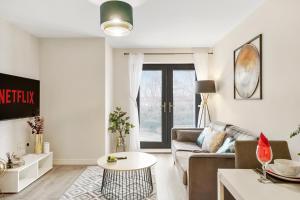 a living room with a couch and a table at Boutique Beautiful Leeds Gem - Sleeps 2 in Leeds