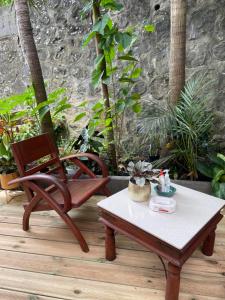 d'une terrasse avec une chaise et une table. dans l'établissement L’anthurium, à Saint-Paul