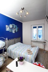クーネオにあるB&B Il Rosso e il Bluの青い壁のベッドルーム1室(ベッド1台付)