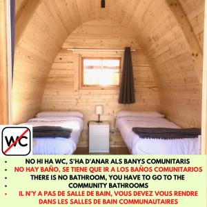 Habitación pequeña con un cartel con 2 camas en Camping Gran Sol, en Montferrer