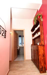 un pasillo con una pared roja y un armario de madera en B&B Il Rosso e il Blu, en Cuneo