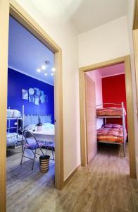 クーネオにあるB&B Il Rosso e il Bluのベッドルーム(テーブル、二段ベッド付)が備わる客室です。