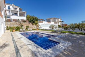 una piscina en medio de un patio con un edificio en Luxury Villa Andalucia Seaview Private Pool close to Centre, en Benalmádena