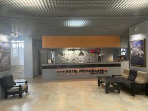 ein Wartezimmer mit zwei Stühlen und einem Empfangstresen in der Unterkunft Petrosani Camere de Inchiriat - Hotel Petroshani srl in Petroşani