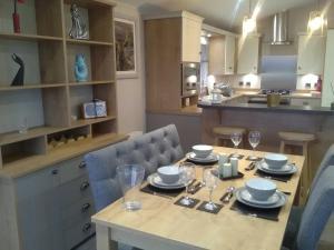 uma cozinha com uma mesa com copos em Turnberry lodge em Girvan