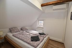 een slaapkamer met een bed met twee zwarte hoeden erop bij PM CityAPART Lend in Graz