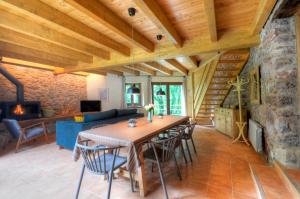 uma grande sala de estar com mesa e cadeiras em Masias de Rocabruna em Rocabruna