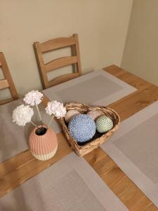 einen Tisch mit einem Korb voller Vasen mit Blumen darin in der Unterkunft Cuenca 3 in Gijón