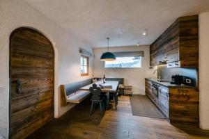 A kitchen or kitchenette at Sportony Mountain Lodges