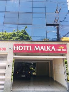un hotel entrada malaka con un coche aparcado dentro en Hotel Malka, en São Paulo