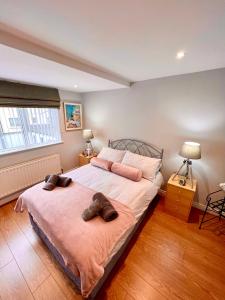 een slaapkamer met een bed met twee bruine handdoeken erop bij Number 14 Self Catering, Portrush, Northern Ireland in Portrush