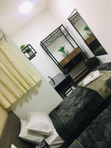 um pequeno quarto com 2 camas e uma janela em Hotel Malka em São Paulo
